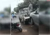 यातायात व्यवस्था में बाधित बनीं कारों को क्रेन से खींचकर भिजवाया थाने 