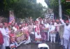 गांधी प्रतिमा पर ताला, बारिश में भी सपा का प्रदर्शन