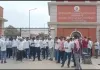 मूल्यांकन में गड़बड़ी के विरोध में रज्जू भैया विश्वविद्यालय में छात्रों का प्रदर्शन।