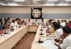सुगम यातायात की मांग को लेकर व्यापार मंडल ने डीएम को सौंपा ज्ञापन।