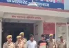 एटीएम कार्ड बदलकर ठगी करने वाले दो शातिर गिरफ्तार, 29 एटीएम कार्ड व 8 हजार रुपये बरामद।