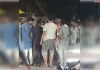 मॉडल वाइन शॉप के बाहर शराबियों के दो गुटों में मारपीट, बीच सड़क पर दौड़ा-दौड़ाकर पीटा;
