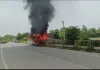 करछना में डिवाइडर से टकराई बस, देखते ही देखते लगी भीषण आग।