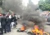 अधिवक्ताओं ने जिला कचहरी के बाहर, टायर जलाकर किया प्रदर्शन; फर्जी मुकदमा दर्ज करने का लगाया आरोप।