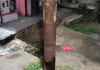 बाराबंकी: रेलवे स्टेशन के सामने जर्जर बिजली का खंभा बना हादसे का सबब, स्थानीय लोगों में दहशत