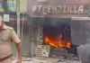 लाल बंगला में कपड़े के शोरुम में लगी आग, आग से लाखों का माल जल कर हुआ राख 