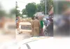 मलिहाबाद में दारोगा प्रकाश व सिपाही आशीष मलिक ने बैरिकेडिंग लगाकर रोकी तिरंगा यात्रा 