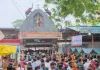 सावन के तीसरे सोमवार को बाल्हेश्वर मंदिर में कांवड़ियों पर हुई पुष्पवर्षा
