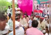 सड़क निर्माण की मांग पर किसानों का धरना तीसरे दिन भी जारी