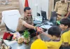 रक्षासूत्र बांधकर बच्चों ने पुलिस के साथ मनाया रक्षाबंधन