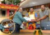 मनरेगा में उत्कृष्ट कार्य के लिए जिले के अधिकारी-कर्मचारी सम्मानित, बीडीओ ख़जनी रमेश शुक्ला को मिला सम्मान