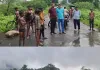 सोन नदी के उफान से अड़गुड़ नाला बना बेहद खतरनाक, जान जोखिम में डालकर ट्यूब के सहारे पार कर रहे ग्रामीण