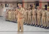 अपराधियों की थाने में परेड, तख्ती लेकर बोले- नारी शक्ति का सम्मान करेंगे, अपराध नहीं करेंगे, पुलिस बोली- किया तो जिन पैरों से आओगे उनसे वापस नहीं जाओगे