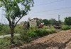संकरी सड़क पर ग्रामीणों की सूझबूझ से यातायात सुचारू