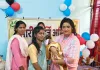 हमारी कीर्ति अभियान के तहत कीर्ति और गौरी को उपहार देने पहुंचीं आकांक्षा समिति की अध्यक्ष आरुषी मिश्रा, बच्चियों से मिलकर हुईं भावुक