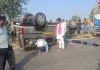 अनियंत्रित होकर दर्शनार्थियों से भरी बोलेरो पलटी, एक दर्जन दर्शनार्थी घायल 