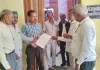 किसानों ने राहत राशि न मिलने पर की लेखपाल की शिकायत 