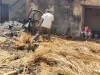 अज्ञात कारण से लगी आग पांच घरों की गृहस्थी खाक, बकरियों की मौत 