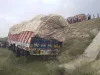 डिवाइडर तोड़कर पूर्वांचल एक्सप्रेस-वे से नीचे गिरा ट्रक
