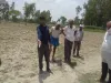 मदारपुर गांव में राजस्व विभाग के अधिकारियों व कर्मचारियों द्वारा चक मार्ग की पैमाइश कर कराया गया कब्जा मुक्त
