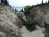 कुशीनगर : रैट होल से शुरू हुआ रिसाव में छितौनी बांध टूटा,अधिकारियों ने स्थिति पर पाया काबू