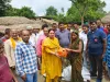एसडीएम जयसिंहपुर ने करंट से युवक की हुई मौत के मामले परिजनों से मिलकर की मदद