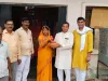दूबेपुर विकास क्षेत्र में ब्लॉक प्रमुख प्रतिनिधि व भाजपाइयों ने घरों से माटी एकत्र किया
