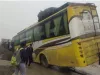 दिल्ली से गोरखपुर जा रही टूरिस्ट बस टैंकर को बचाने के चक्कर में हुई अनियंत्रित हादसे का शिकार बाल बाल बचे यात्री 
