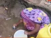 झरने का पानी पी रहे ग्रामीण सुई की नोक के बराबर निकल रहा पानी