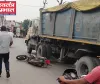रेणुकूट सब्जी मंडी के सामने भीषण हादसा ट्रक की टक्कर से स्कूटी सवार घायल, पैर टूटा
