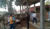 प्रशासन ने महावन में गोकुल नाथ मंदिर के समीप निर्माण रुकवाया