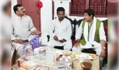 सपा नेता मो.तारीख के आवास पहुंचे सांसद उज्जवल रमण सिंह