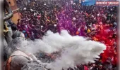 कहीं श्मशान की राख कहीं फूलों से खेली जाती है होली!