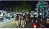 थाना अध्यक्ष विवेक वर्मा ने भारी पुलिस बल के साथ किया पैदल गश्त