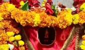 गड़बड़ा धाम में शीतला माता के दर्शन को उमड़ी श्रद्धालुओं की भीड़