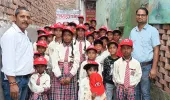 स्कूल के बच्चों में टोपी वितरण चुनार, मीरजापुर। 