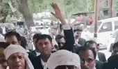 लखनऊ घटना के विरोध में प्रयागराज के अधिवक्ताओं का जोरदार प्रदर्शन।