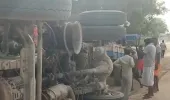 अधूरी सड़क निर्माण के कारण पलटा टिपर, ग्रामीणों ने जताई नाराजगी