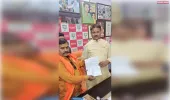 वार्ड 47 की विद्युत समस्याओं को लेकर संजय श्रीवास्तव ने महापौर को सौंपा ज्ञापन