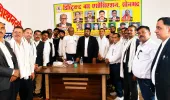 भीषण गर्मी को देखते हुए 15 वरिष्ठ अधिवक्ताओं को किया गया गमछा वितरण