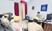 क्षेत्राधिकारी नगर द्वारा सर्किल क्षेत्रान्तर्गत थानों के पैरोकारों के साथ समीक्षा बैठक की गई आयोजित