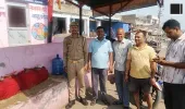 प्यासे राहगीरों के लिए फरिश्ता बने आरक्षी, ड्यूटी के साथ निभा रहे मानवता का धर्म