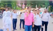 मोतीलाल नेहरू मेडिकल कॉलेज के प्रधानाचार्य के खिलाफ अधिवक्ताओं प्रदर्शन।