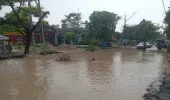 सिधुआ बाजार: बरसात की पहली फुहार में डूबा सिधुआ बाजार, जलनिकासी व्यवस्था पूरी तरह फेल