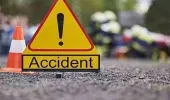 ट्रैफिक चौराहे के पास बड़ा हादसा टला, बाइक समेत नाले में गिरा युवक, लोगों ने बचाई जान।