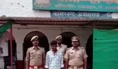 हत्या के प्रयास के मामले में वांछित आरोपी गिरफ्तार, 4 अवैध देशी बम बरामद।