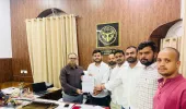 मानक-विहीन कोचिंग संस्थानों पर कार्रवाई की मांग, छात्र नेताओं ने डीएम को सौंपा ज्ञापन।