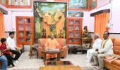 मुख्यमंत्री योगी के समक्ष गूंजी खजनी के विकास की आवाज, राजेन्द्र सेठ ने सौंपा मांगपत्र