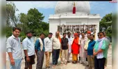.गुरु पूर्णिमा के अवसर पर ब्लॉक प्रमुख ने शिव मंदिर में किया जल अभिषेक 