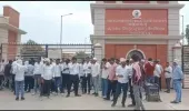 मूल्यांकन में गड़बड़ी के विरोध में रज्जू भैया विश्वविद्यालय में छात्रों का प्रदर्शन।